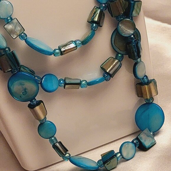 Unique Triple Strand ~ Stone and Bead Necklace ~ Excellent Condition - Picture 3 of 7